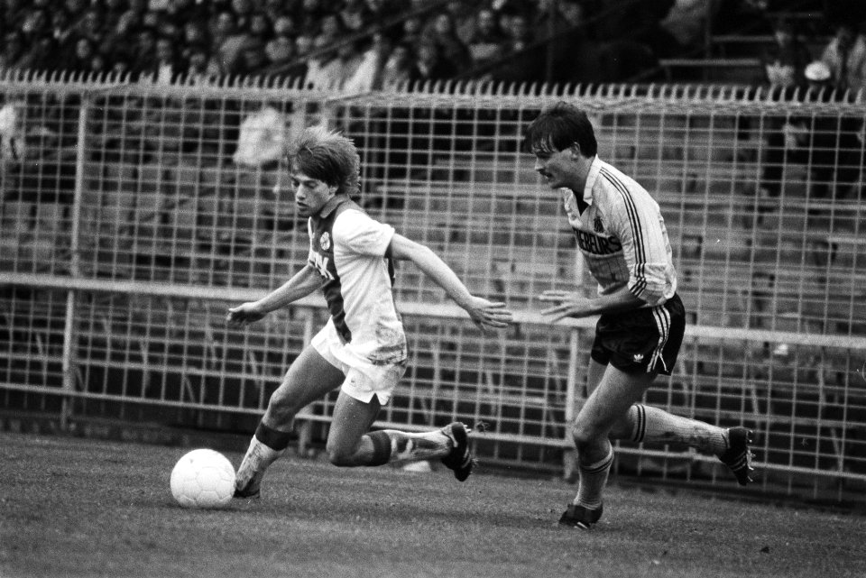 Jesper Olsen (l) omspeelt Peter van de Ven, Bestanddeelnr 932-7816
