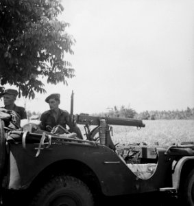 Jeep met Vickers machinegeweer. Daarbij staan twee militairen. De rechter is ee, Bestanddeelnr 15734