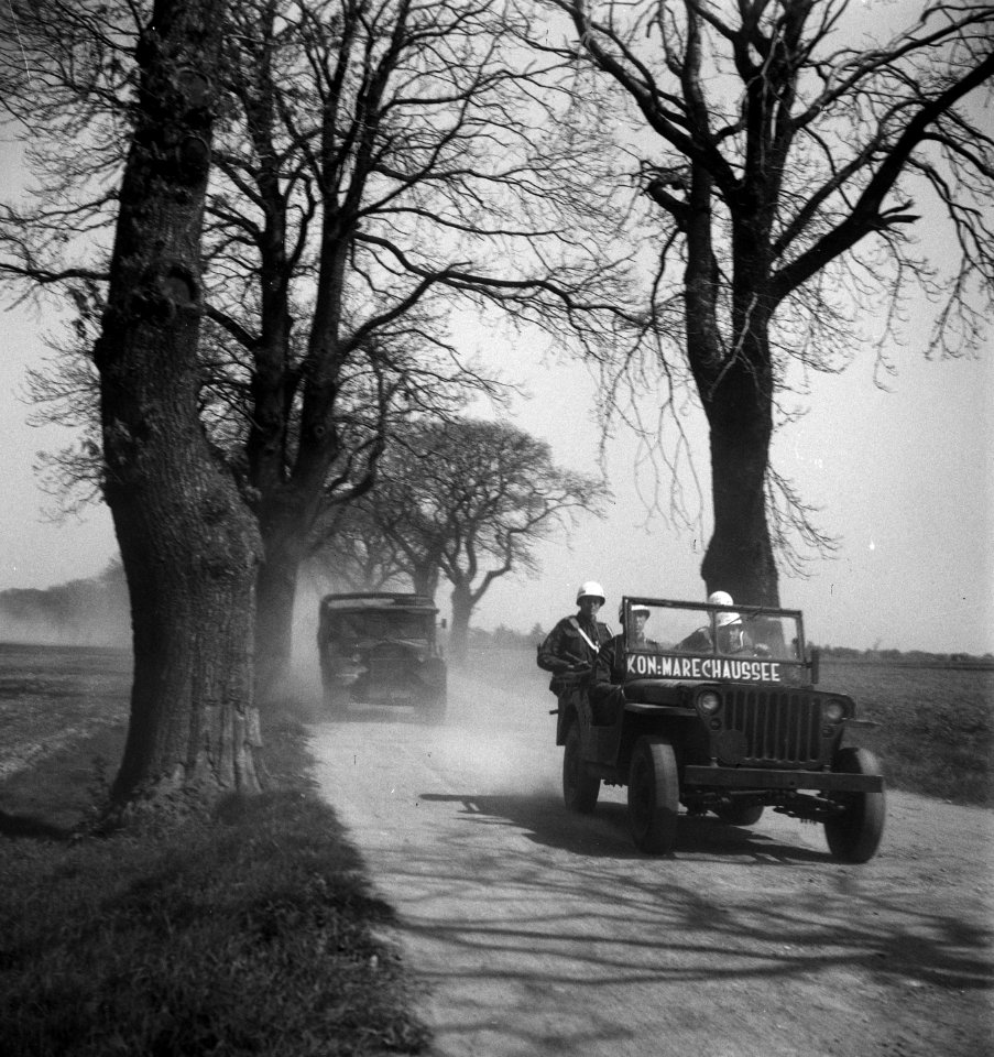 Jeep van de Marechaussee voert colonne aan, Bestanddeelnr 903-3301