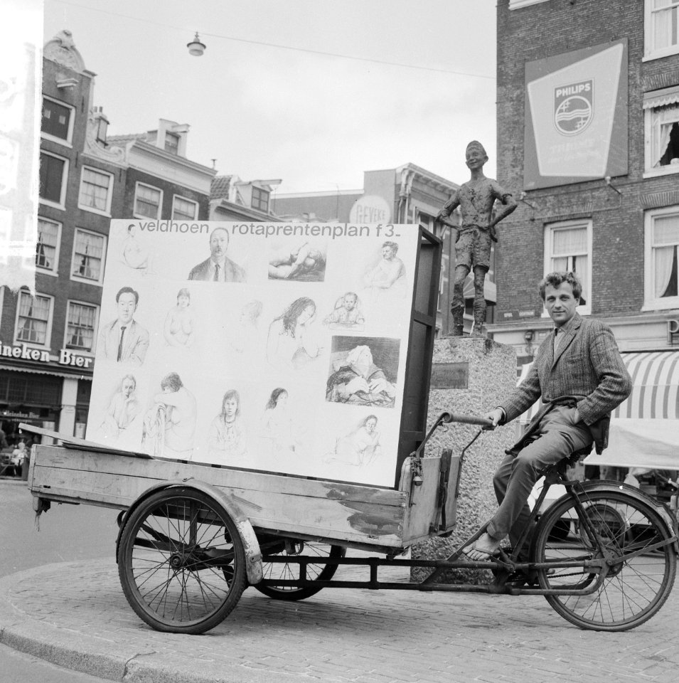 Jasper Grootveld met tekeningen van Veldhoen op bakfiets door de stad, wachtend , Bestanddeelnr 916-6208