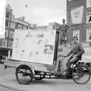 Jasper Grootveld met tekeningen van Veldhoen op bakfiets door de stad, wachtend , Bestanddeelnr 916-6208
