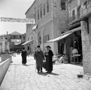Jeruzalem. Orthodoxe joden op straat bij een van de vele talmoedscholen in de wi, Bestanddeelnr 255-0397