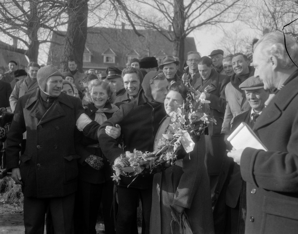 Jeen van den Berg gaat als eerste over de finish, Bestanddeelnr 906-2834