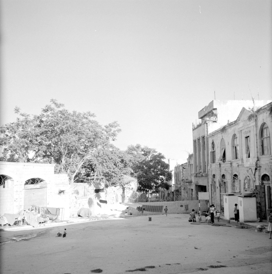 Jeruzalem. Muur met prikkeldraad dwars over de weg gebouwd als afscheiding tusse, Bestanddeelnr 255-2377