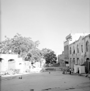 Jeruzalem. Muur met prikkeldraad dwars over de weg gebouwd als afscheiding tusse, Bestanddeelnr 255-2377