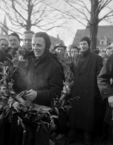 Jeen van den Berg gaat als eerste over de finish, Bestanddeelnr 906-2832