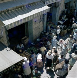 Jeruzalem Markttafreel in een nauwe straat met aan weerzijden winkeltjes hebbe, Bestanddeelnr 255-9228