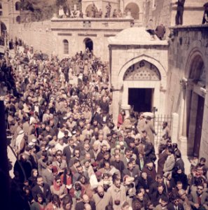 Jeruzalem. Pelgrims op Goede Vrijdag op weg in de Via Dolorosa in Jeruzalem, Bestanddeelnr 255-9828