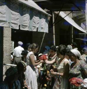 Jeruzalem Vrouwen kopen bloemen op de markt, Bestanddeelnr 255-9255