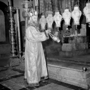 Jeruzalem. Interieur Heilig Grafkerk orthodoxe priester met wierookvat bij de …, Bestanddeelnr 255-5228