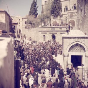 Jeruzalem. Pelgrims op Goede Vrijdag op weg in de Via Dolorosa, Bestanddeelnr 255-9832