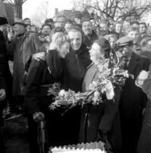Jeen van den Berg wordt gehuldigd, Bestanddeelnr 906-2806