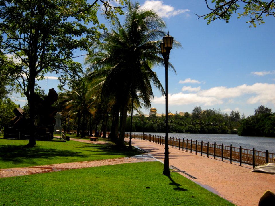 Jalan Tutong Park Istan Nurul Iman