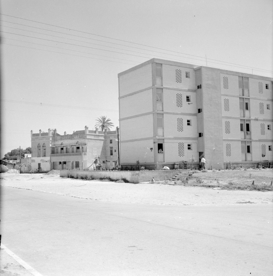 Jaffa Nieuw gebouwde flats met links reeds bestaande bebouwing, Bestanddeelnr 255-2973