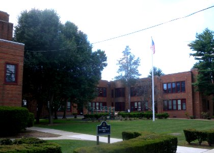 Jefferson Elementary Sch Weyman Av NR jeh