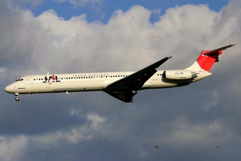 JapanAirlines MD-81 fukuoka 20050101154956