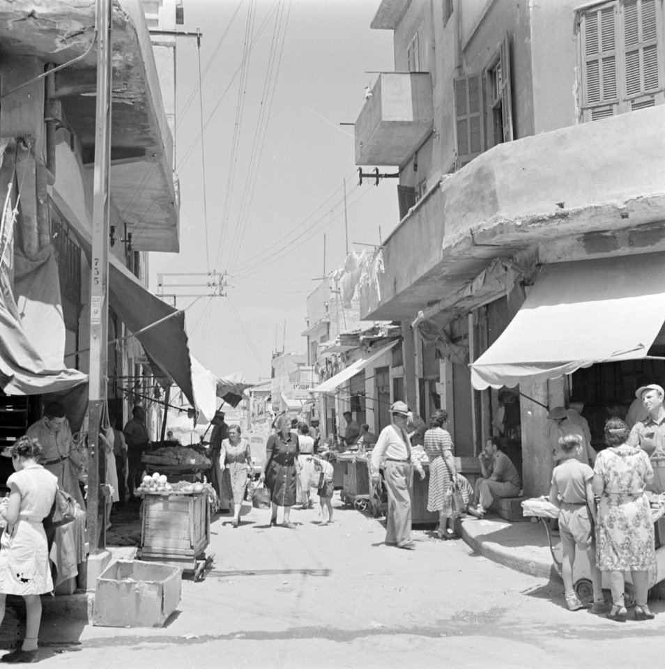 Jaffa Een aanTel Aviv grenzende straat met winkels en winkelend publiek, Bestanddeelnr 255-1304