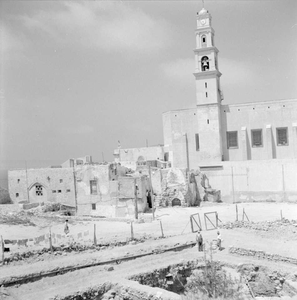 Jaffa. Gebouwen, deels ruïnes en rechts de Sint Pieterskerk met klokkentoren, Bestanddeelnr 255-2959