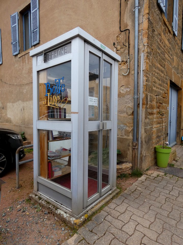 Jarnioux - Rue de l'Ombre - Cabine téléphonique reconvertie en boîte à livres