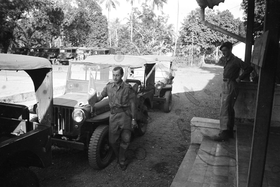 Jeeps V-Brigade (waarin generaal Buurman van Vreeden vervoerd wordt) met vlagge…, Bestanddeelnr 336-6-9