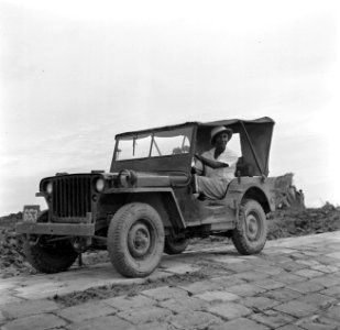 Jeep in de polder van Nickerie, Bestanddeelnr 252-5566