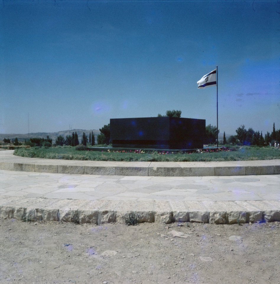 Jeruzalem Mount Herzl, nationale begraafplaats tombe van Thedor Herzl met de I, Bestanddeelnr 255-9225