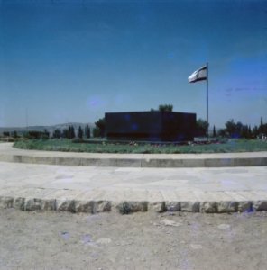 Jeruzalem Mount Herzl, nationale begraafplaats tombe van Thedor Herzl met de I, Bestanddeelnr 255-9225