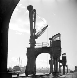 Javakade Amsterdam, links de IJhaven, op de achtergrond het Centraal Station, Bestanddeelnr 254-2364