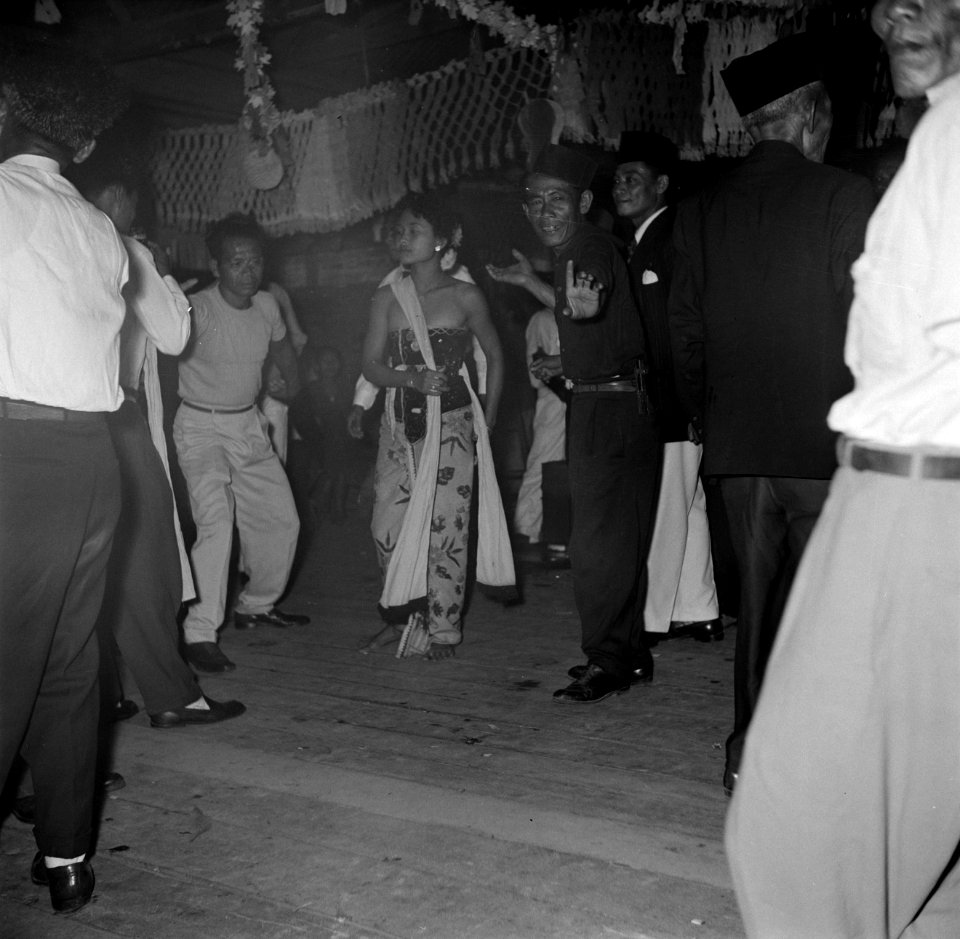 Javaanse dansers op een Javaans feest in Paramaribo, Bestanddeelnr 252-2568