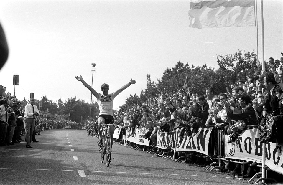 Jacques Frijters gaat als eerste over de finish, Bestanddeelnr 922-5549
