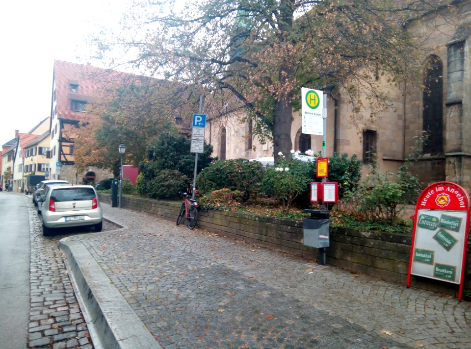 Jakobsgasse mit der Bushaltestelle Krumme Brücke (2018)