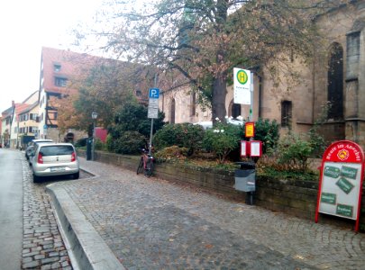 Jakobsgasse mit der Bushaltestelle Krumme Brücke (2018)