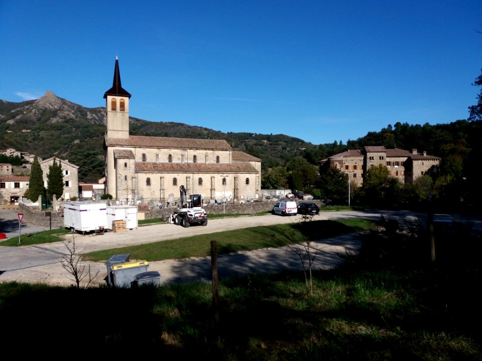 Jaujac - Église, cimetière et château 2