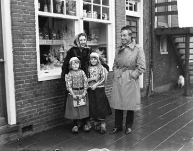 Jacques Fath en echtgenote Geneviève Boucher poseren met twee meisjes in klederd, Bestanddeelnr 904-2991
