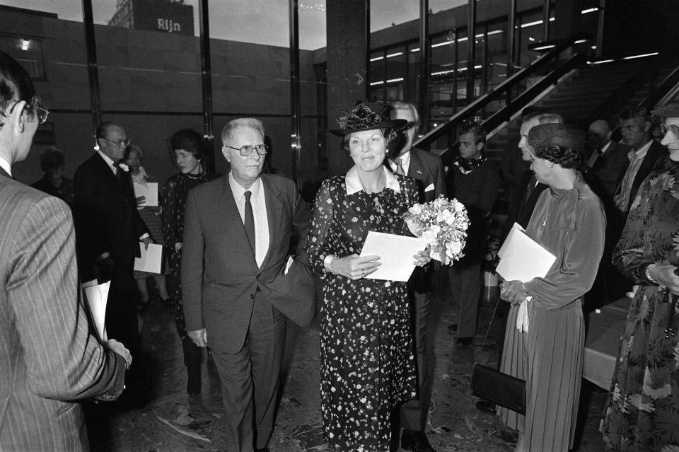 Jean Prouvé bij binnenkomst met Koningin Beatrix, Bestanddeelnr 931-7328