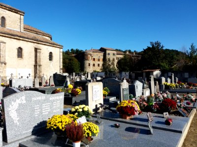 Jaujac - Cimetière, église et château