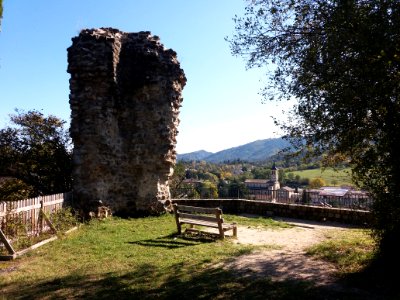 Jaujac - Mur du château de Chastelas et plateau