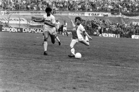 Jesper Olsen van Ajax aan de bal, links Feyenoorder Ruud Gullit, Bestanddeelnr 932-5761