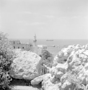 Jaffa. Gezicht vanaf de rotsen op een stadswijk direct aan zee met een moskee me, Bestanddeelnr 255-2968