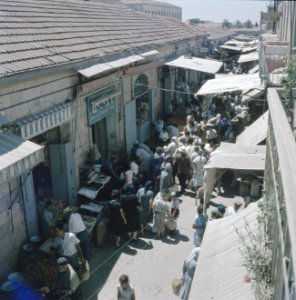 Jeruzalem. Markttafreel smalle straat met aan weerzijden winkeltjes. Kooplui he, Bestanddeelnr 255-9315
