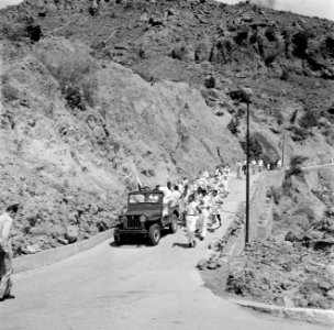Jeep met het koninklijk paar tijdens de tocht over Saba, Bestanddeelnr 252-4138
