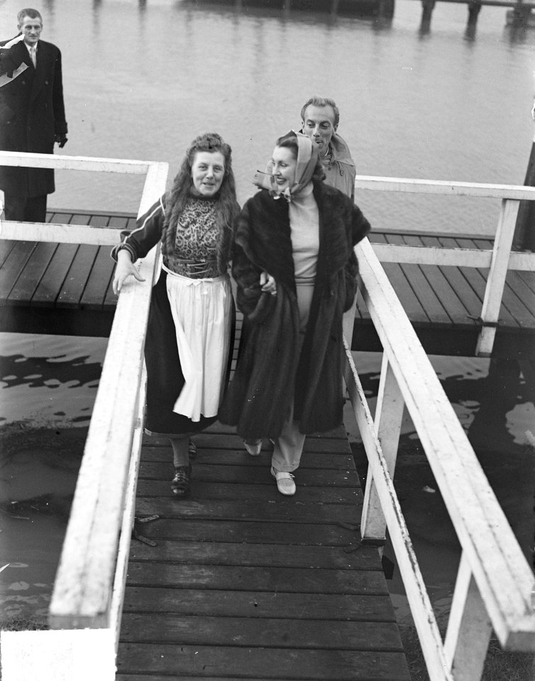 Jacques Fath en echtgenote Geneviève Boucher met Sijtje Boes in Marken, Bestanddeelnr 904-2992