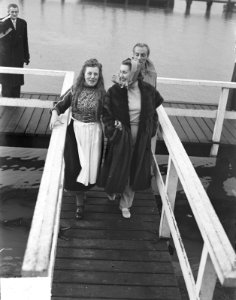 Jacques Fath en echtgenote Geneviève Boucher met Sijtje Boes in Marken, Bestanddeelnr 904-2992