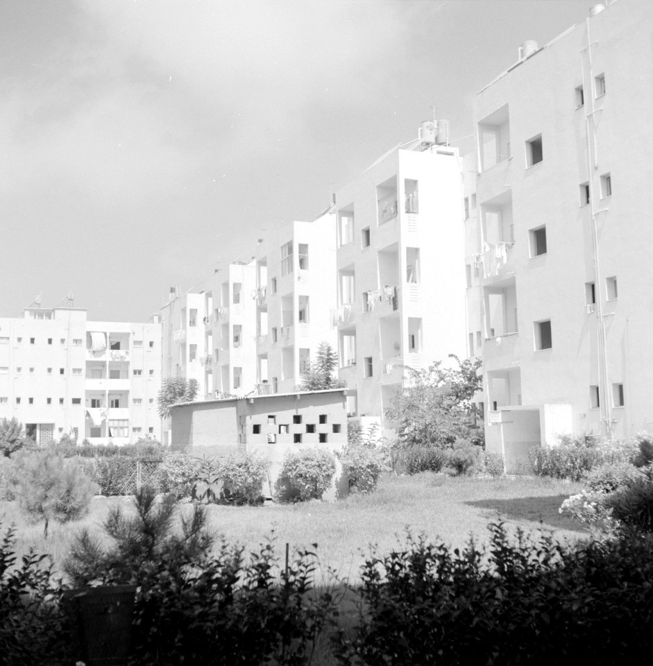 Jaffa Nieuw gebouwde flats rond een tuin, Bestanddeelnr 255-2974