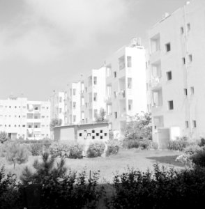 Jaffa Nieuw gebouwde flats rond een tuin, Bestanddeelnr 255-2974