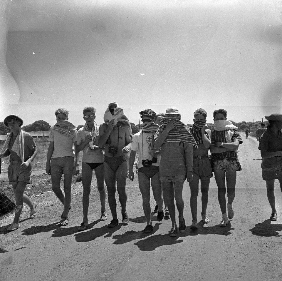 Jamboree 1963 te Marathon Griekenland Terug van het baden tegen stof handoek vo, Bestanddeelnr 915-4427