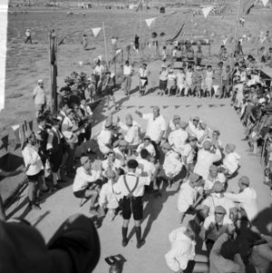 Jamboree 1963 te Marathon Griekenland Zwitsers met volkszang en dans op hun zit, Bestanddeelnr 915-4372