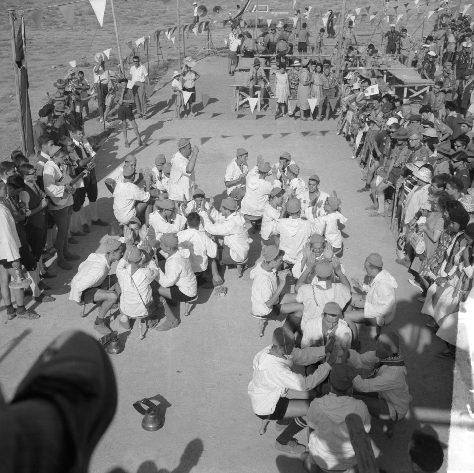 Jamboree 1963 te Marathon Griekenland Zwitsers met volkszang en dans op hun zit, Bestanddeelnr 915-4373
