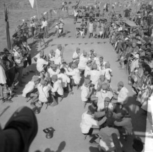 Jamboree 1963 te Marathon Griekenland Zwitsers met volkszang en dans op hun zit, Bestanddeelnr 915-4373