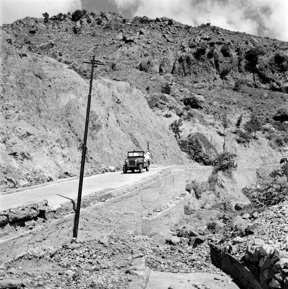 Jeep met het koninklijk paar tijdens de tocht over Saba, Bestanddeelnr 252-4137